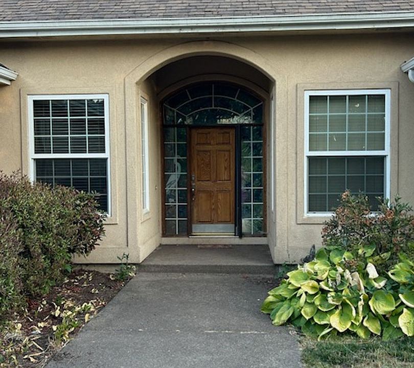 1st image of 518 NW East Thorton Lake Dr