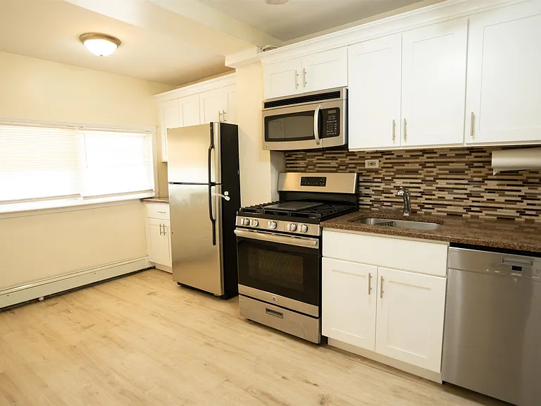 1037 Avenue C — Photo 7
