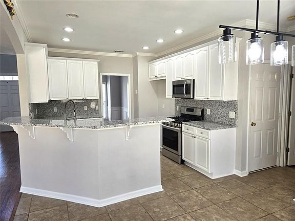 4th image of 412 Middlebrooke St