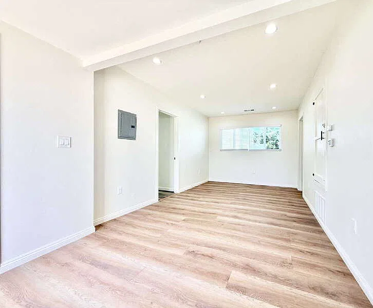 3 bed, 2.0 bath, 902 sqft, $3,595 — Photo 3