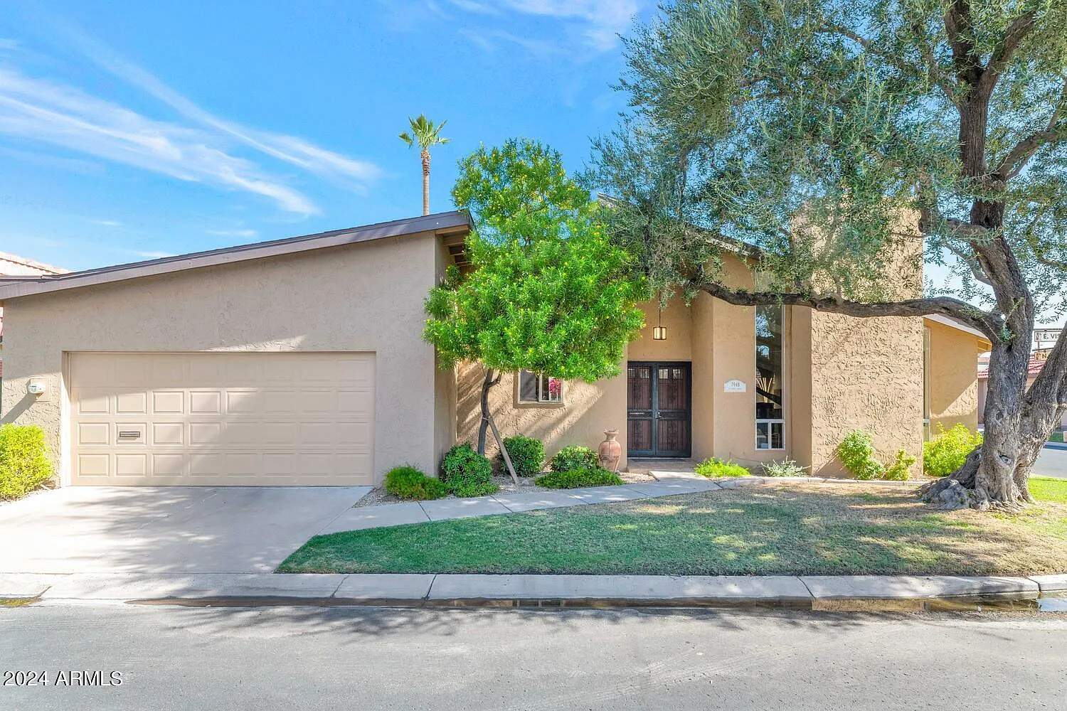 3 bed, 2.0 bath, 2108 sqft, $3,995 — Photo 2