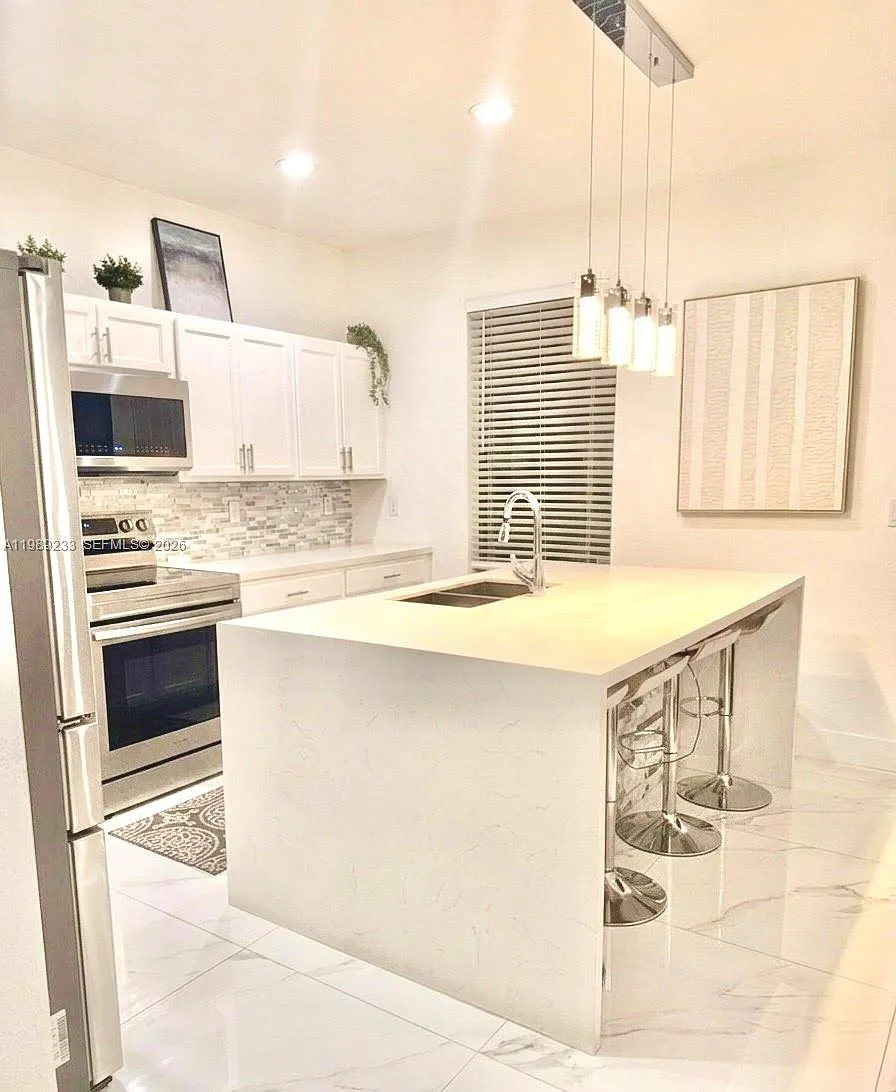 3 bed, 2.5 bath, 1530 sqft, $4,000 — Photo 1