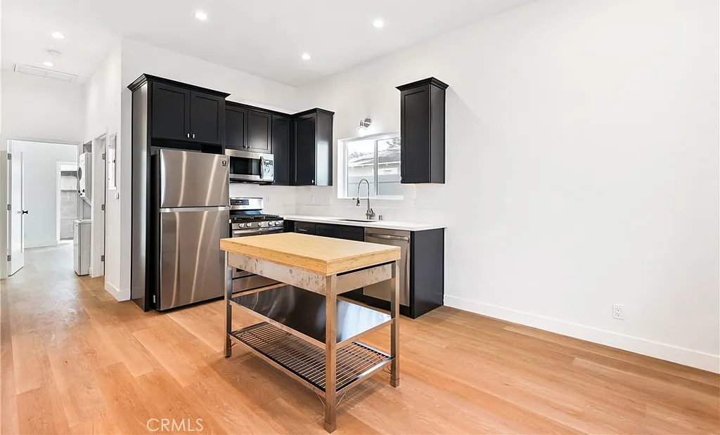 2 bed, 925 sqft, $3,195 — Photo 2