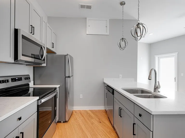 2416 Jefferson Ave — Photo 5