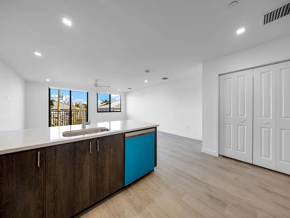 20 NE 19th Ave #205