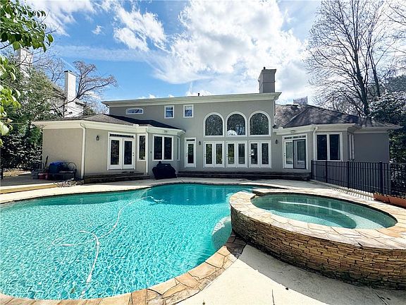 3rd image of 860 Carlton Rdg NE