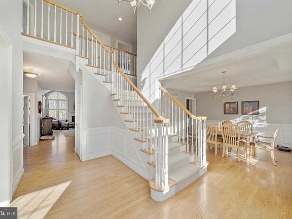 3rd image of 113 Woodridge Dr