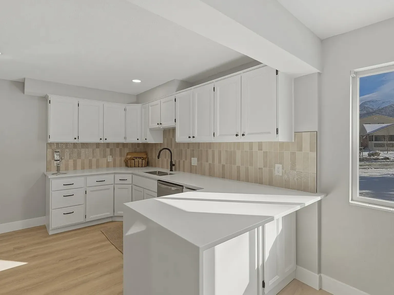 4 bed, 2046 sqft, $2,650 — Photo 4