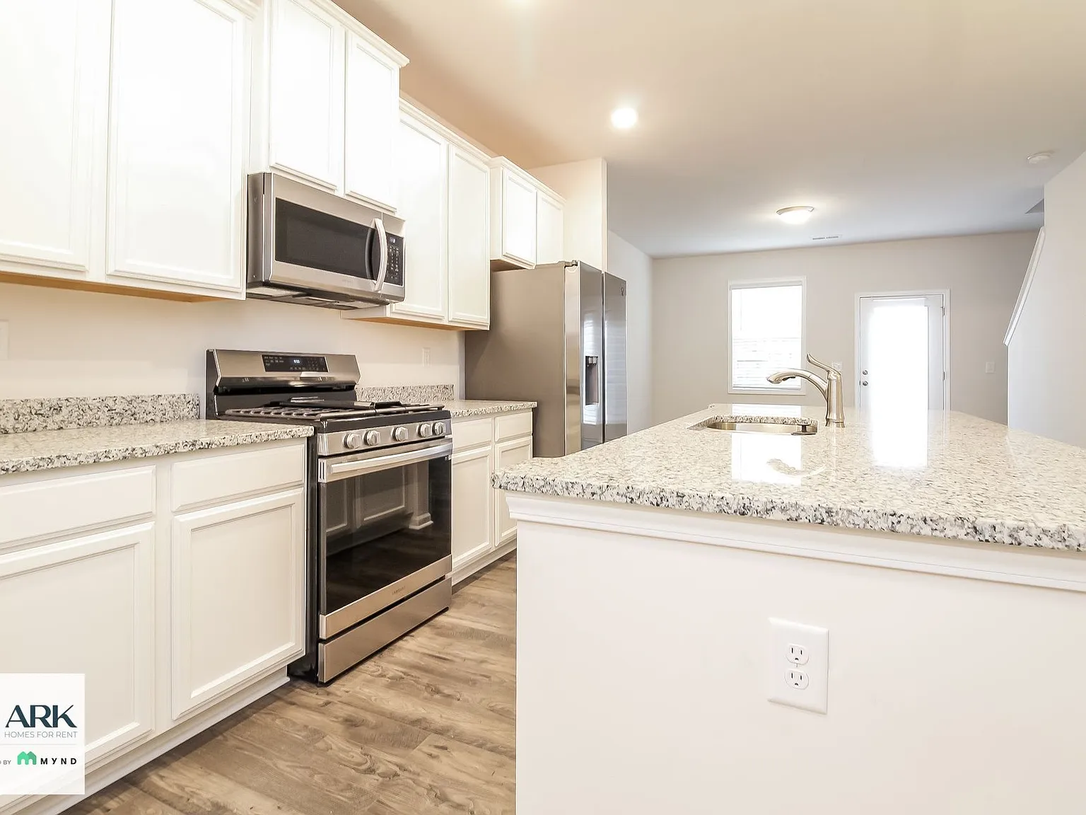 3 bed, 2.0 bath, 1482 sqft, $1,827 — Photo 2