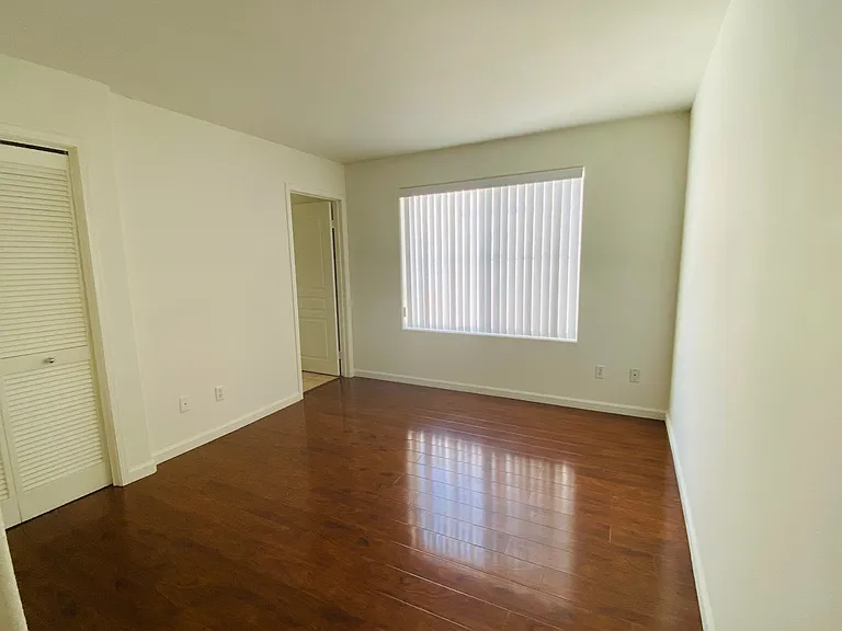 305 W Newby Ave #J — Photo 11