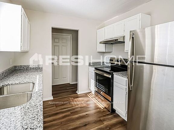 2nd image of 3037 Pinecrest St