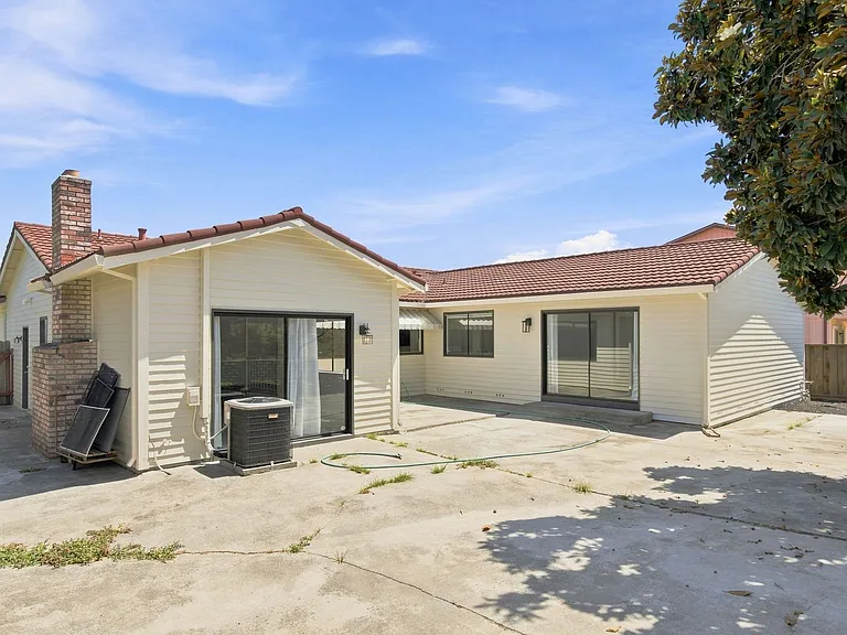800 Locust Dr — Photo 44
