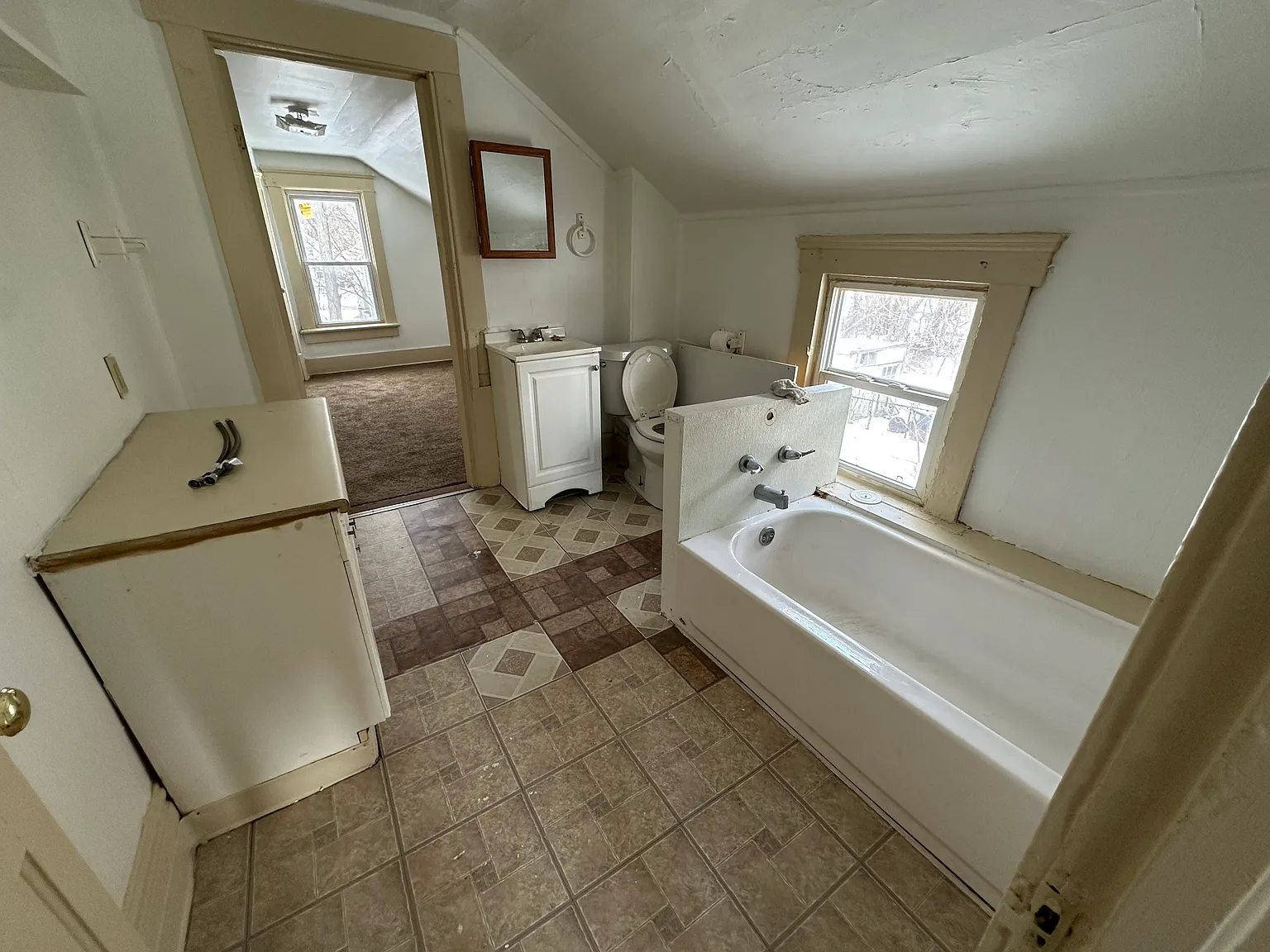 5 bed, 1026 sqft, $950 — Photo 2