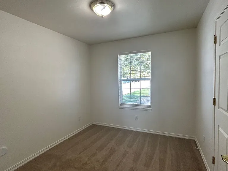 465 Taft — Photo 6