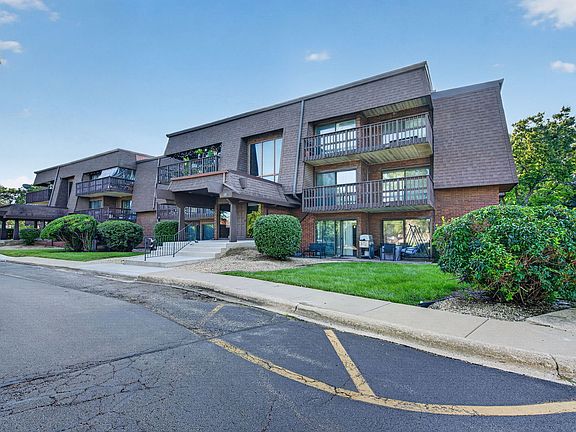 3rd image of 1620 Richmond Cir Unit 205