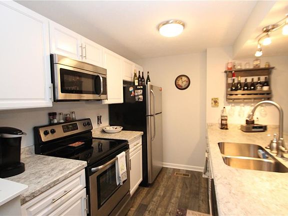 4th image of 8 Broxbourne Dr