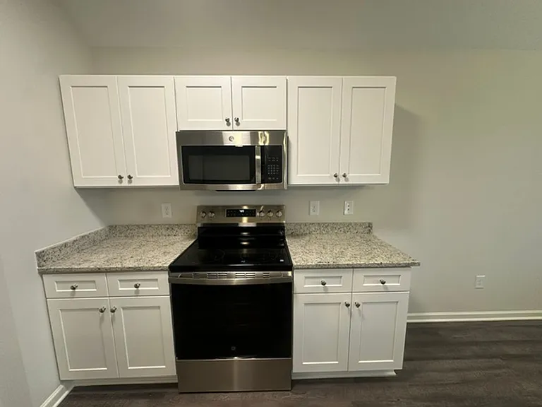 444 Country Club Dr — Photo 10
