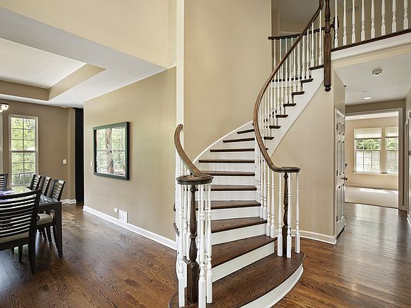 3rd image of 521 Muirfield Ln