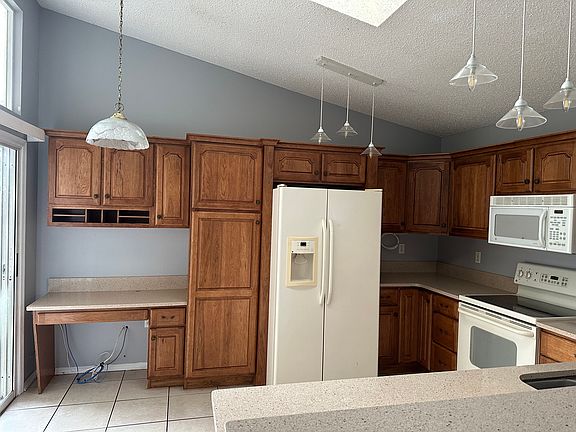 3rd image of 3433 Cove Ct E