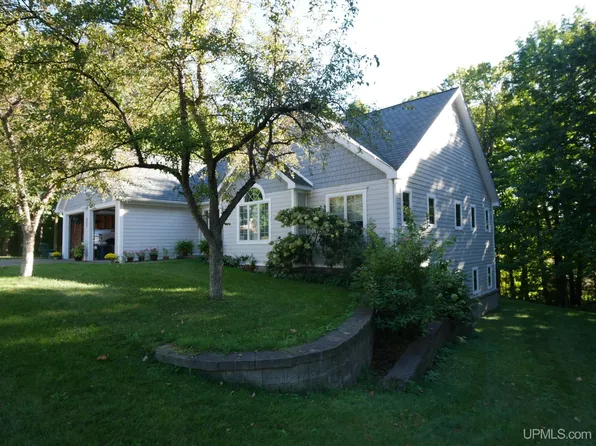 1010 Crestwood Dr, Hancock, MI 49930