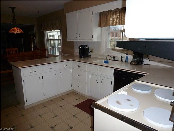 3rd image of 373 Windward Dr