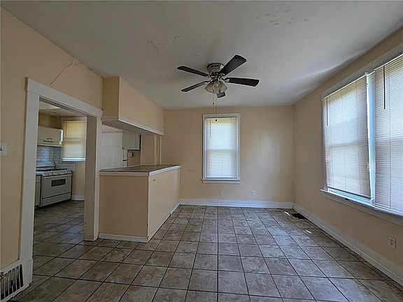 4th image of 929 Summit Ave