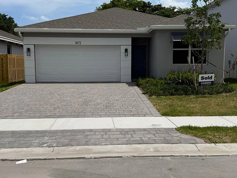 1872 NW 6th Ct — Photo 4
