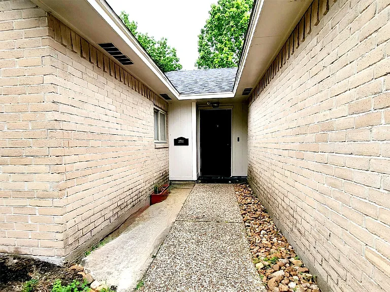 2711 S Brompton Dr — Photo 2