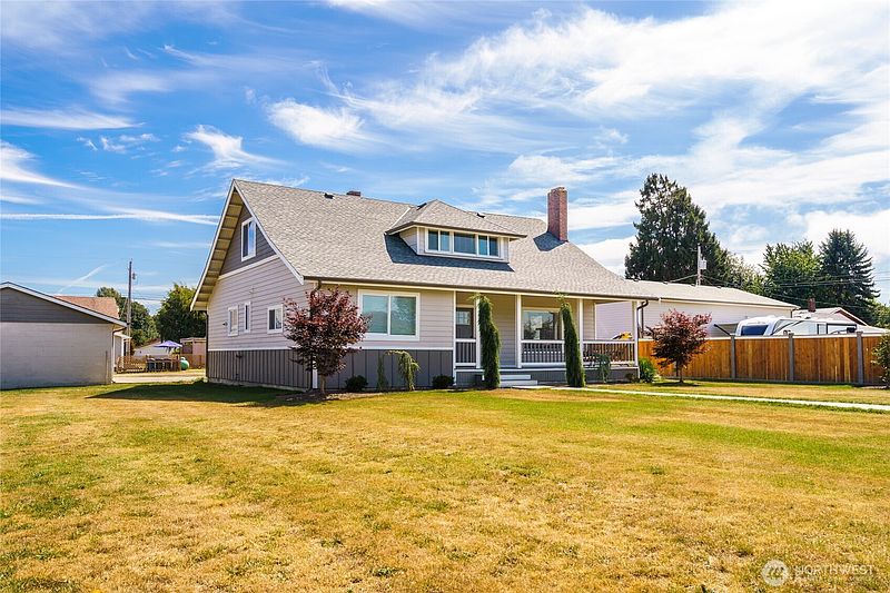 3rd image of 8387 Dyer Street