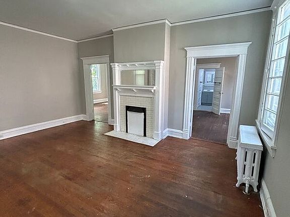 3rd image of 3002 Montrose Ave