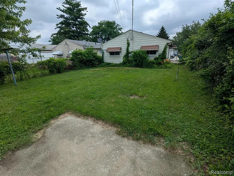 23911 Methuen Ave — Photo 5