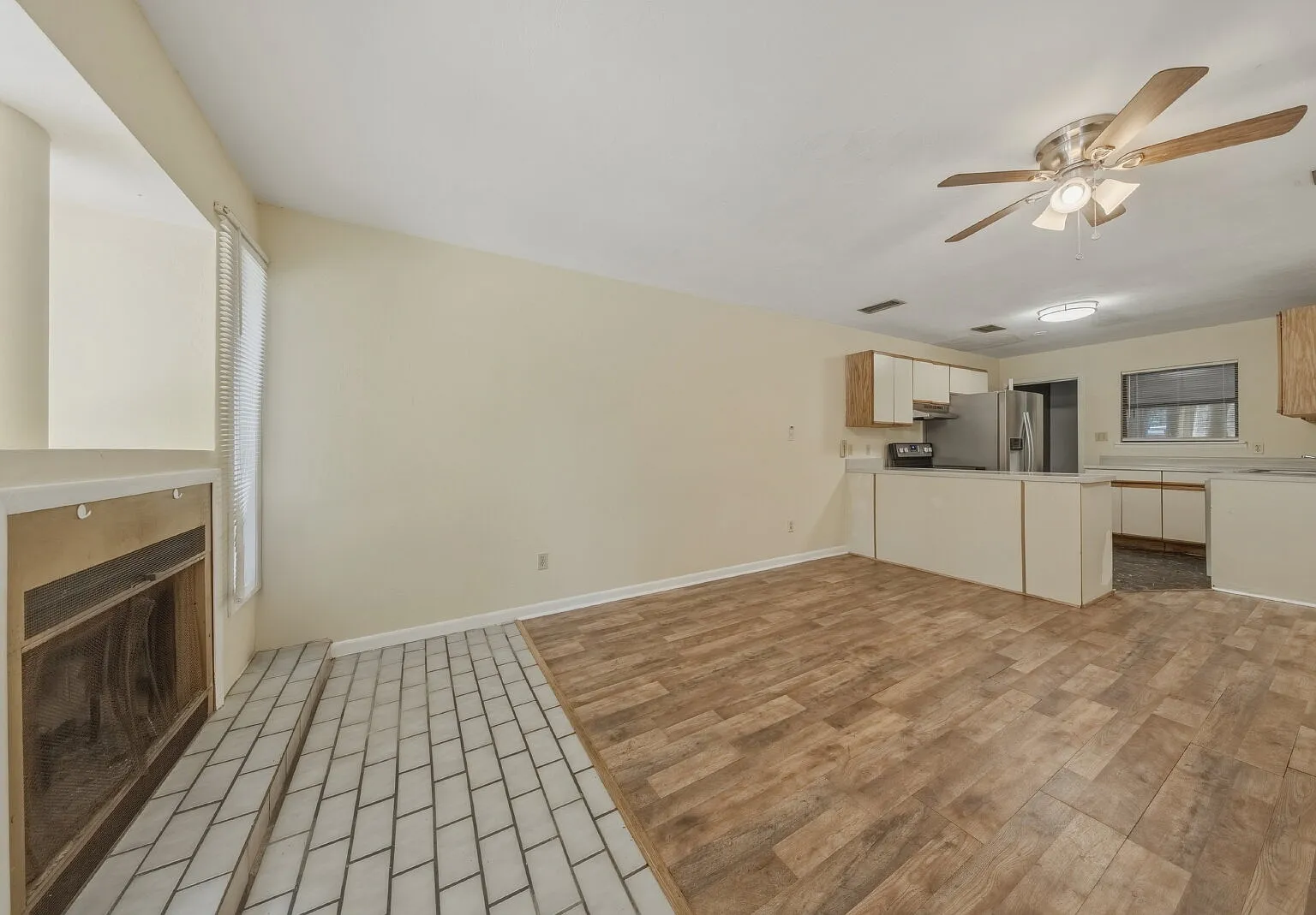 2 bed, 1.5 bath, 916 sqft, $1,249 — Photo 2