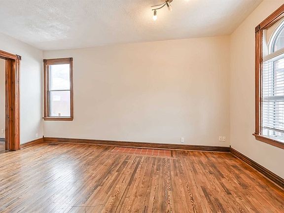 5th image of 119 Catharine St S