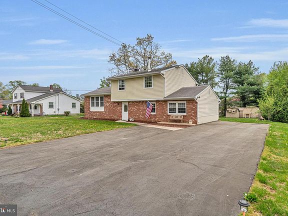 3rd image of 1869 Monarch Ln