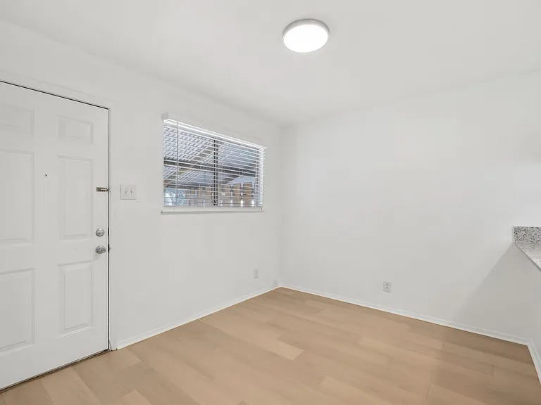 418 Sarah St #B — Photo 9