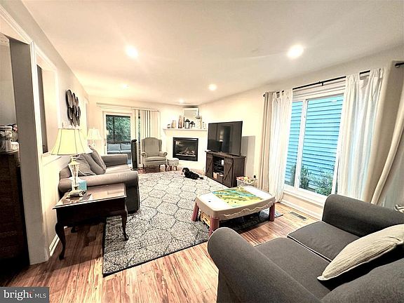 3rd image of 1046 Blackwell Rd
