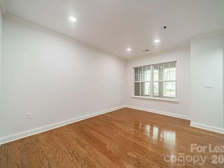642 E 9th St — Photo 7