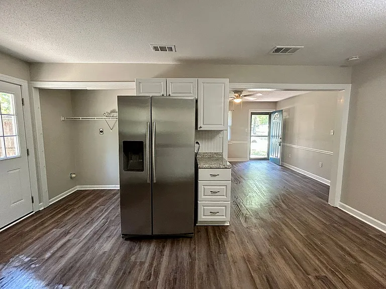 1747 Kings Way — Photo 4