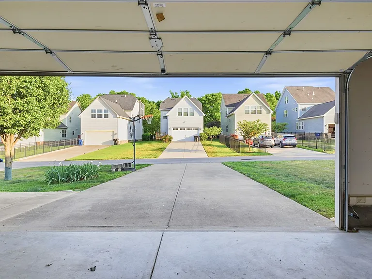 623 Streamside Ln — Photo 36