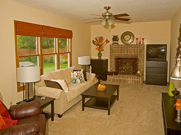 4th image of 989 Valley Creek Dr