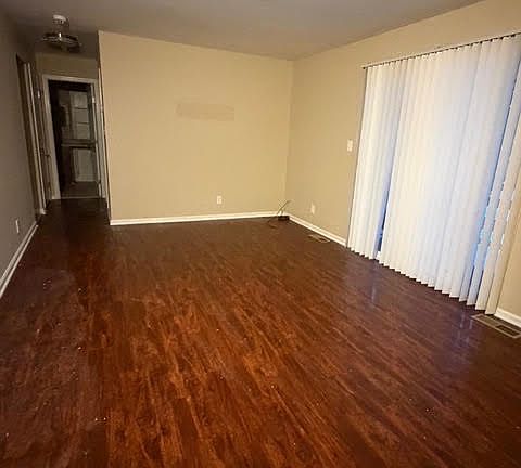 5th image of 14 Charleston Sq #31