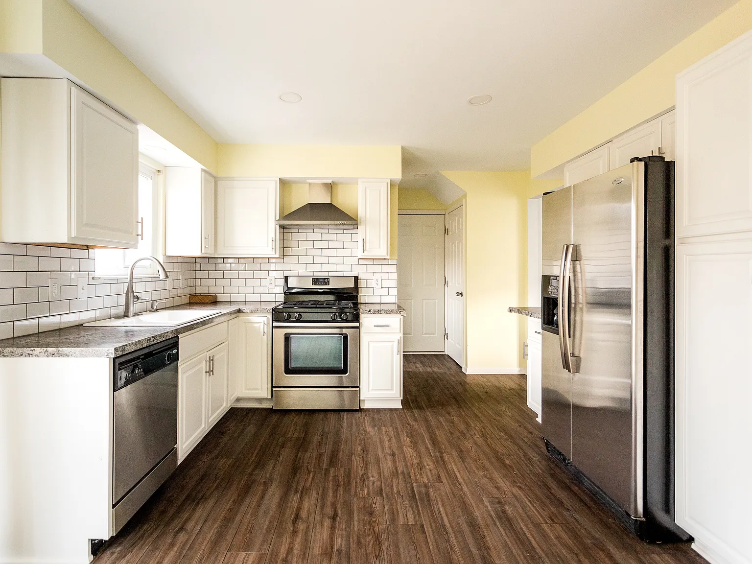 3 bed, 1.5 bath, 1372 sqft, $2,200 — Photo 2