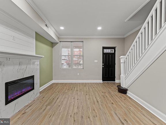 3rd image of 2560 Robb St