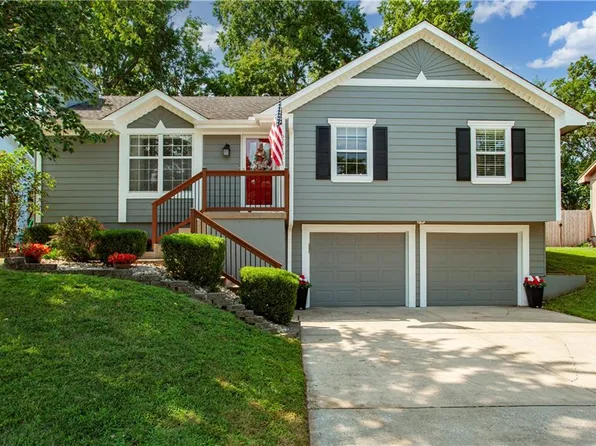 2417 NE Bridgeport Dr, Lees Summit, MO 64086