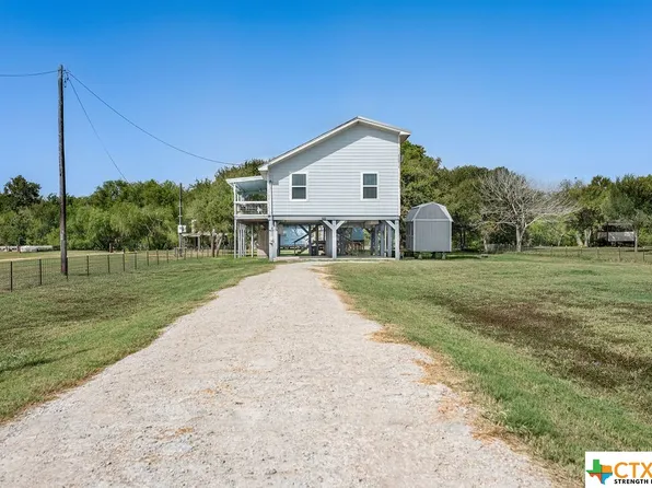 153 Guadalupe River Dr, Seadrift, TX 77990