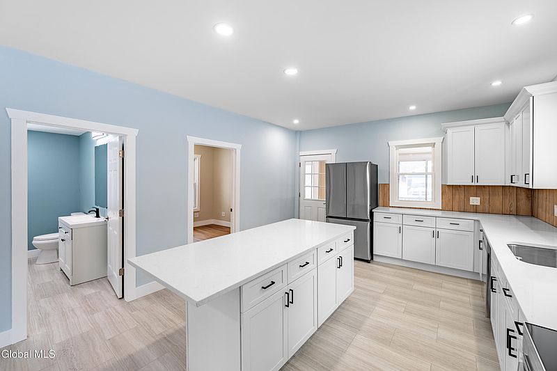 5th image of 130 Manor Avenue