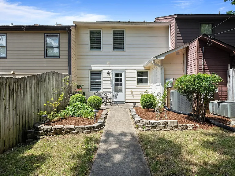 1712 Ward Ave NE #1 — Photo 4