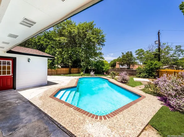 8323 STARCREST DR, San Antonio, TX 78218