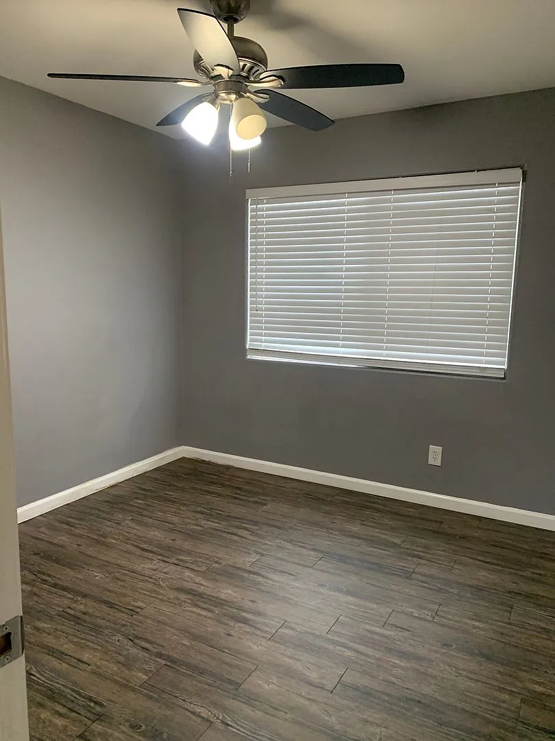 2 bedroom 1 Bath apartment available now — Photo 2