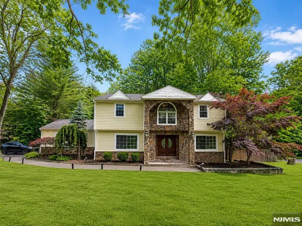 76 Millbrook Cir, Norwood, NJ 07648